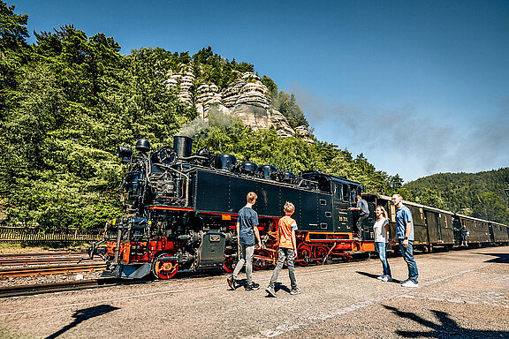 Zittauer Schmalspurbahn vor dem Berg Oybin Die Zittauer Schmalspurbahn steht im Bahnhof Oybin vor dem Berg Oybin