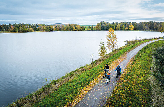 Radfahrer am Rammenauer Niederteich Eine kleine Familie fährt mit dem einem kleinen Jungen entlang des Rammenauer Niederteiches.