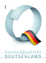 SQD Logo Stufe 1, Ein Logo für die SerciveQualität Deutschland, welches aussieht wie ein überlappendes Band, welches zu einem O geformt ist. Im unteren Bereich sieht man die Deutschlandfahne, die das O umschließt. Unter dem O steht ServiceQualität Deutschland und über den O eine I.